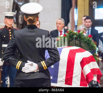 Washington, USA. 04th Dec, 2018. Washington, DC December 4, 2018: The casket of former President George H.W. Bush lies in the rotunda of the US Capitol in Washington DC. The 41st President died on November 30, 2018 and will be buried next to his wife and daughter in Texas. Credit: Patsy Lynch/Alamy Live News Stock Photo