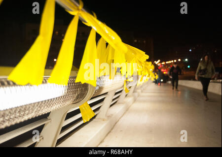 Barcelona, Spain. 4th December, 2018. A hundred people have come to a massive link of yellow ties to claim the freedom of political prisoners. The act has displaced the riot police due to the upsurge of violence by violent groups linked to the extreme right. Charlie Perez/Alamy Live News