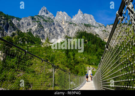 Hängebrücke mit den vor den Mühlsturzhörnern,  Klausbachtal, Berchtesgadener Alpen, Berchtesgadener Land,  Oberbayern, Bayern, Deutschland, Stock Photo