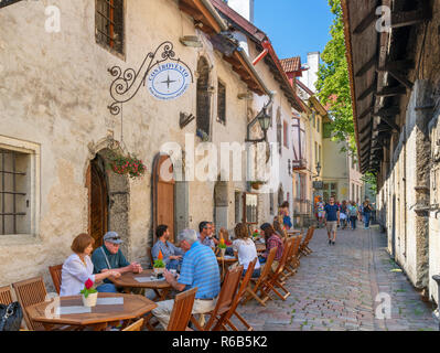 Cafe / Bar on St. Catherine's Passage (Katariina Käik) near St. Catherine's Church in the historic Old Town (Vanalinn), Tallinn, Estonia Stock Photo