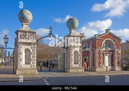 London, Greenwich.  The western gates of the original Royal Seamen's Hospital, with their stone globes, leading to the Old Royal Naval College. Stock Photo