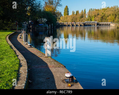 Caversham Lock and Weir Viewed from Kings Meadow, Reading, Berkshire, England, UK, GB. Stock Photo