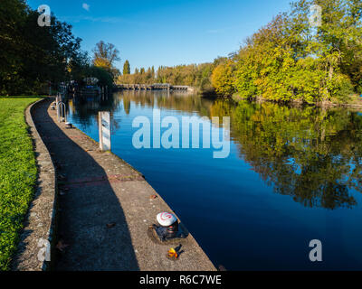 Caversham Lock and Weir Viewed from Kings Meadow, Reading, Berkshire, England, UK, GB. Stock Photo