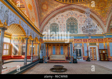Beautifully Audience Hall And Imperial Throne Room In The Harem Of Topkapi Palace In Istanbul, Turkey Stock Photo