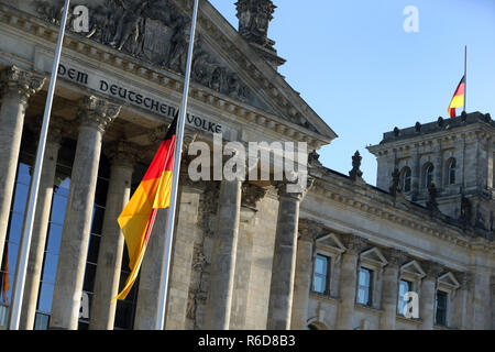 05 December 2018, Berlin: The flags on and in front of the Reichstag building, the seat of the German Bundestag, are set to half mast. In memory of former US President George Bush, who died on 30 November 2018 at the age of 94, the flags on all public buildings in the capital were set at half-mast. Photo: Wolfgang Kumm/dpa Stock Photo