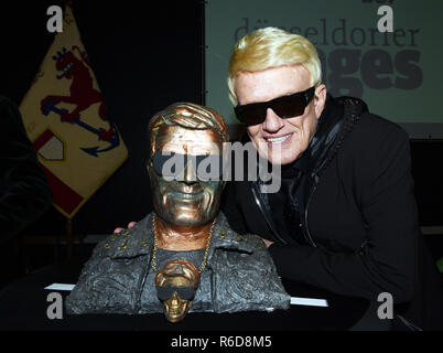 04 December 2018, North Rhine-Westphalia, Düsseldorf: The folk singer Heino stood at the event 'Jonges-Couch' of the local association 'Düsseldorfer Jonges' at a photo shooting next to a Heino bust and looked into the camera of the photographer. Heino was born in Düsseldorf. Photo: Horst Ossinger//dpa Stock Photo