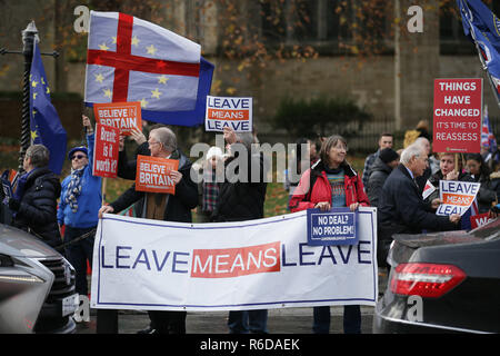 London, Britain. 5th Dec, 2018. Pro- and anti-Brexit protesters stand outside the House of Commons in London, Britain, Dec. 5, 2018. British Prime Minister Theresa May said the five-day Brexit debate which started Tuesday evening in the House of Commons will set the course Britain takes for decades to come. Next Tuesday MPs will vote on whether to support or reject a deal agreed between May's government and the European Union on Britain's future relationship with Brussels. Credit: Tim Ireland/Xinhua/Alamy Live News Stock Photo