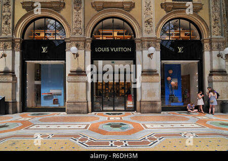 Louis Vuitton shop. Galleria Vittorio Emanuele II. Milan, Italy Stock Photo: 48237278 - Alamy