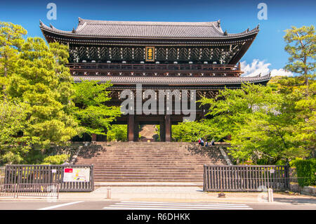 The Wooden Monumental Gate To Chion-In Buddhist Temple In The Largest In Japan Stock Photo