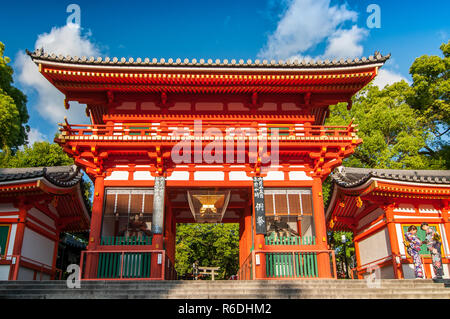 The main entrance gate to the Yasaka Shrine, which is a Shinto shrine ...