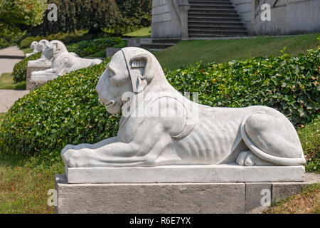 Statue Of Lion In Gardens Of The Villa Melzi On Lake Como In Bellagio, Italy Stock Photo