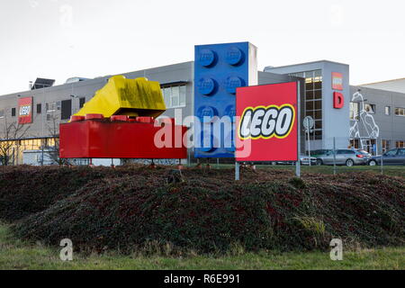 Estate Regn Uhyggelig KLADNO, CZECH REPUBLIC - DECEMBER 4 2018: Giant Lego bricks in front of the  Lego Group company logo production plant on December 4, 2018 in Kladno, Cz  Stock Photo - Alamy