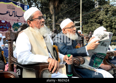 kolkata india 04th dec 2018 president of jamiat ulema e hind president maulana qari syed muhammad usman mansurpuri right and west bengal jamiat ulema e hind president siddiqullah chowdhury left during a rally of jamiat ulema e hind at rr avenue credit saikat paulpacific pressalamy live news r6en24