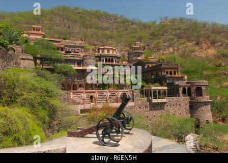 Neemrana Baori – Neemrana, India - Atlas Obscura