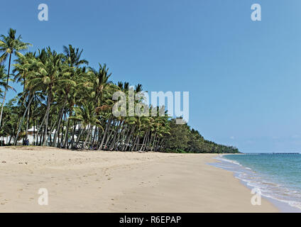 The beautiful expanse of sand on Palm Cove beach looking north from around Alamanda towards the jetty Stock Photo