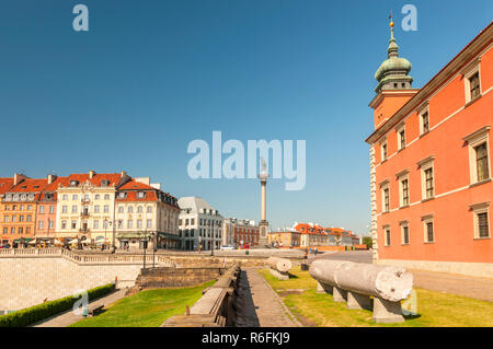 King Sigismund Iii Vasa Column And Royal Castle, Old Town, Warsaw, Poland Stock Photo