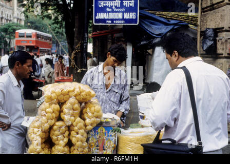 Pani puri hawker, Bombay, Mumbai, Maharashtra, India, Asia Stock Photo