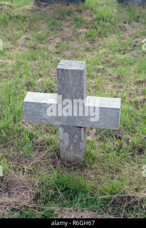 A simple small wooden cross on an unnamed grave in Capel Garmon, Wales Stock Photo