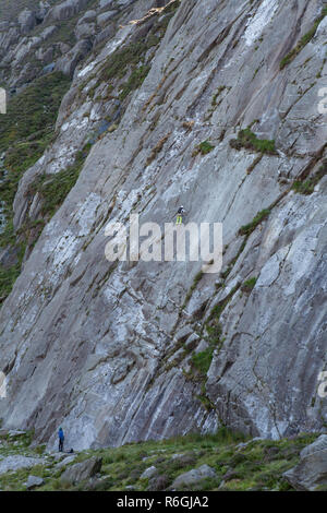 Climbers on the Idwal Slabs, a popular training ground for climbers and mountaineers. on the shore of Llyn Idwal in Snowdonia National Park in Wales Stock Photo