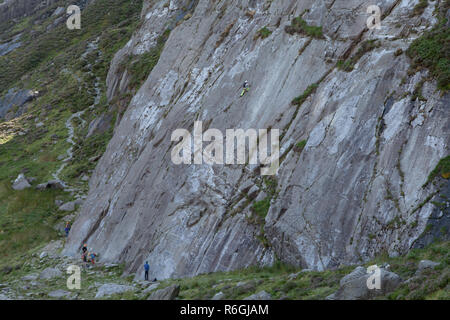 Climbers on the Idwal Slabs, a popular training ground for climbers and mountaineers. on the shore of Llyn Idwal in Snowdonia National Park in Wales Stock Photo