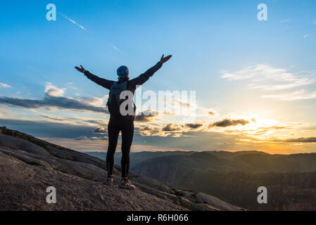 Woman hiking success silhouette in mountains sunset - Blog Global Learning  & Development