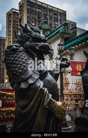 A dragon statue at a temple in Hong Kong Stock Photo