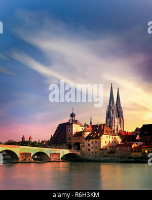 DE - BAVARIA: St. Peter's Cathedral and Steinerne Bruecke over River Danube at Regensburg Stock Photo