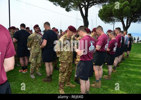 U.S. Army Paratroopers assigned to 1st Battalion, 503rd Infantry Regiment, 173rd Airborne Brigade, Italian Army Paratroopers from the 4th Regimento Paracadutisti Alpini and the Brigata Folgore exchange airborne wings after a water jump into Lake Garda near Pacengo, Italy, May 18, 2017. The event highlighted combined NATO airborne operations between the brigade and its host nation allies. The 173rd Airborne Brigade is the U.S. Army Contingency Response Force in Europe, capable of projecting ready forces anywhere in the U.S. European, Africa or Central Commands' areas of responsibility within 18 Stock Photo