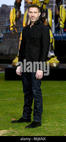 Photo Must Be Credited ©Alpha Press 079965 05/12/2018 Travis Knight at the Bumblebee Movie Photocall at Potters Field Park, Tower Bridge in London Stock Photo