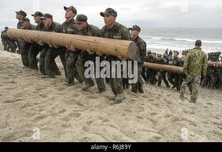 CORONADO, Calif. (May 10, 2017) Basic Underwater Demolition/SEAL students participate in a team building exercise. The training takes place at the Naval Special Warfare Basic Training Command in Coronado, Calif. Stock Photo