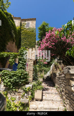 Narrow street in medieval town Gordes. Provence, France Stock Photo