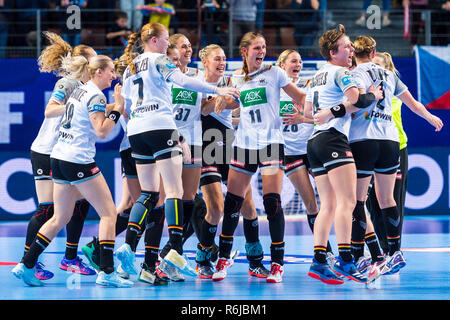 05 December 2018, France (France), Brest: Handball, women: EM, Germany - Czech Republic preliminary round, group D, 3rd matchday in the Brest Arena. The German players cheer for their victory after the final whistle. Thanks to a 30:28 (16:16) victory against the Czech Republic, Germany's handball women have reached the main round of the European Championship. Photo: Marco Wolf/wolf-sportfoto/dpa Stock Photo