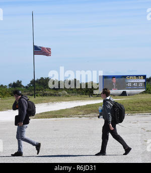 Cape Canaveral, Florida, USA. December 5, 2018 - Kennedy Space Center, Florida, United States - Hours before SpaceX successfully launched a Falcon 9 rocket with supplies for the International Space Station (ISS) from Cape Canaveral Air Force Station, a flag is seen at half-staff on December 5, 2018 at the nearby Kennedy Space Center in Florida in honor of former U.S. President George H.W. Bush who died on November 30, 2018. Credit: Paul Hennessy/Alamy Live News Stock Photo