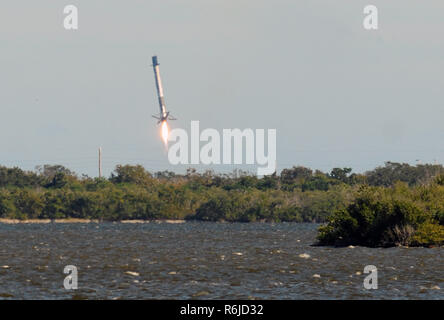 Cape Canaveral, Florida, USA. December 5, 2018 - Cape Canaveral, Florida, United States - A SpaceX Falcon 9 rocket successfully launches its 16th resupply mission to the International Space Station (ISS) on December 5, 2018 at Cape Canaveral Air Force Station in Florida. The booster's first stage (pictured) experienced a malfunction and landed just offshore in the Atlantic Ocean rather than its intended target on land. Credit: Paul Hennessy/Alamy Live News Stock Photo