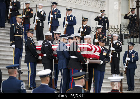 Washington, District of Columbia, USA. 5th Dec, 2018. A joint service honor guard carries the casket of former US President George H.W. Bush out of the US Capitol in Washington, DC, USA, 05 December 2018. George H.W. Bush, the 41st President of the United States (1989-1993), died at the age of 94 on 30 November 2018 at his home in Texas. Credit: ZUMA Press, Inc./Alamy Live News Stock Photo