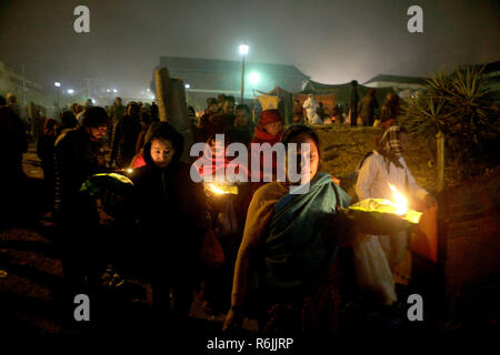 Kathmandu, Nepal. 6th Dec 2018. Nepalese devotees lights oil lamps in memory of deceased family members during Bala Chaturdashi festival at the Pashupatinath temple.   Bala Chaturdashi is celebrated in memory of departed family members by lighting oil lamps and scattering seven types of grains known as 'SATSIJ' along a prescribed route. Credit: SOPA Images Limited/Alamy Live News Stock Photo