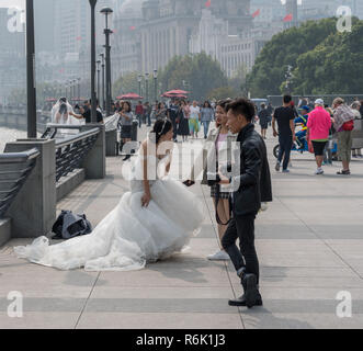 Couple having wedding photographs taken on the Bund in Shanghai Stock Photo