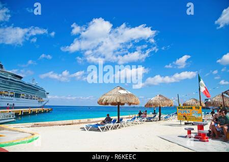 Welcome to Pepe's Pier near the cruise ship port in Cozumel, Mexico Stock Photo