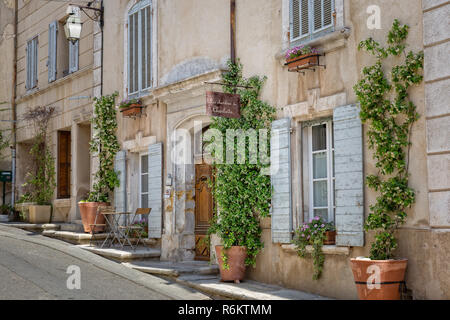 Narrow street with typical houses in the village Cucuron, Provence, Luberon, Vaucluse, France Stock Photo