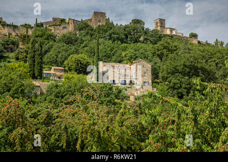 A beautiful hilltop village in Provence, Ménerbes, Luberon, Vaucluse, France Stock Photo