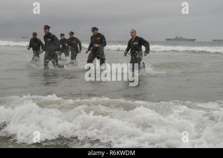 CORONADO, Calif. (May 10, 2017) Basic Underwater Demolition/SEAL students participate in a team building exercise. The training takes place at the Naval Special Warfare Basic Training Command in Coronado, Calif. Stock Photo