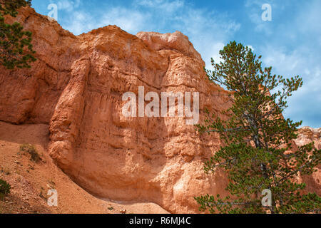 bryce canyon national park,utah: large rock pyramid seen from below on the queens garden trail. Stock Photo