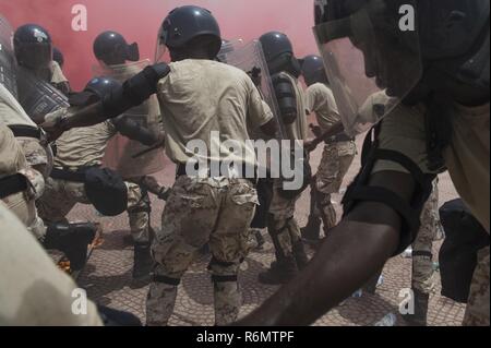 Somali National Police cadets conduct training at the Djiboutian National Gendarmerie Base in Djibouti, Djibouti, May 22, 2017. The cadets receive training from the Italian Carabinieri on a rotational basis in order to boost Somali defense capabilities and counter violent extremist organizations in the Horn of Africa. Stock Photo