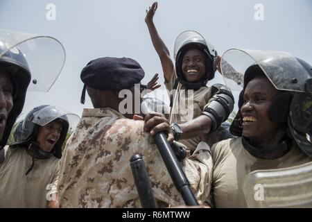 Somali National Police cadets conduct training at the Djiboutian National Gendarmerie Base in Djibouti, Djibouti, May 22, 2017. The cadets receive training from the Italian Carabinieri on a rotational basis in order to boost Somali defense capabilities and counter violent extremist organizations in the Horn of Africa. Stock Photo