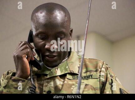 U.S. Army Soldiers use a radio to communicate Stock Photo - Alamy