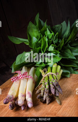 bear's garlic with white and green asparagus