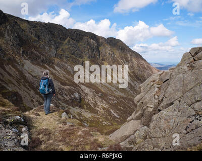 A female hill walker admiring the view from the Daear Ddu ridge of Moel Siabod, a mountain in Snowdonia, North Wales Stock Photo