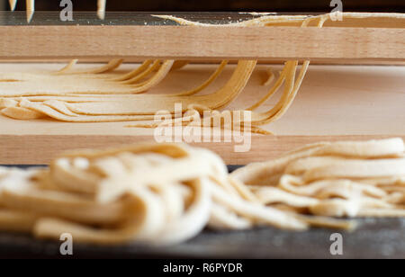 https://l450v.alamy.com/450v/r6pydr/making-tagliolini-pasta-alla-chitarra-with-a-tool-r6pydr.jpg