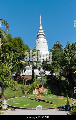 Clock in front of the stupa of Wat Phnom, Temple Mount, Phnom Penh, Cambodia Stock Photo
