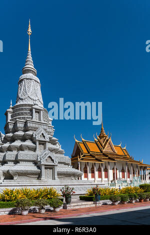 Stupa of King Norodom Suramarit in front of the Silver Pagoda in the Royal Palace District, Phnom Penh, Cambodia Stock Photo